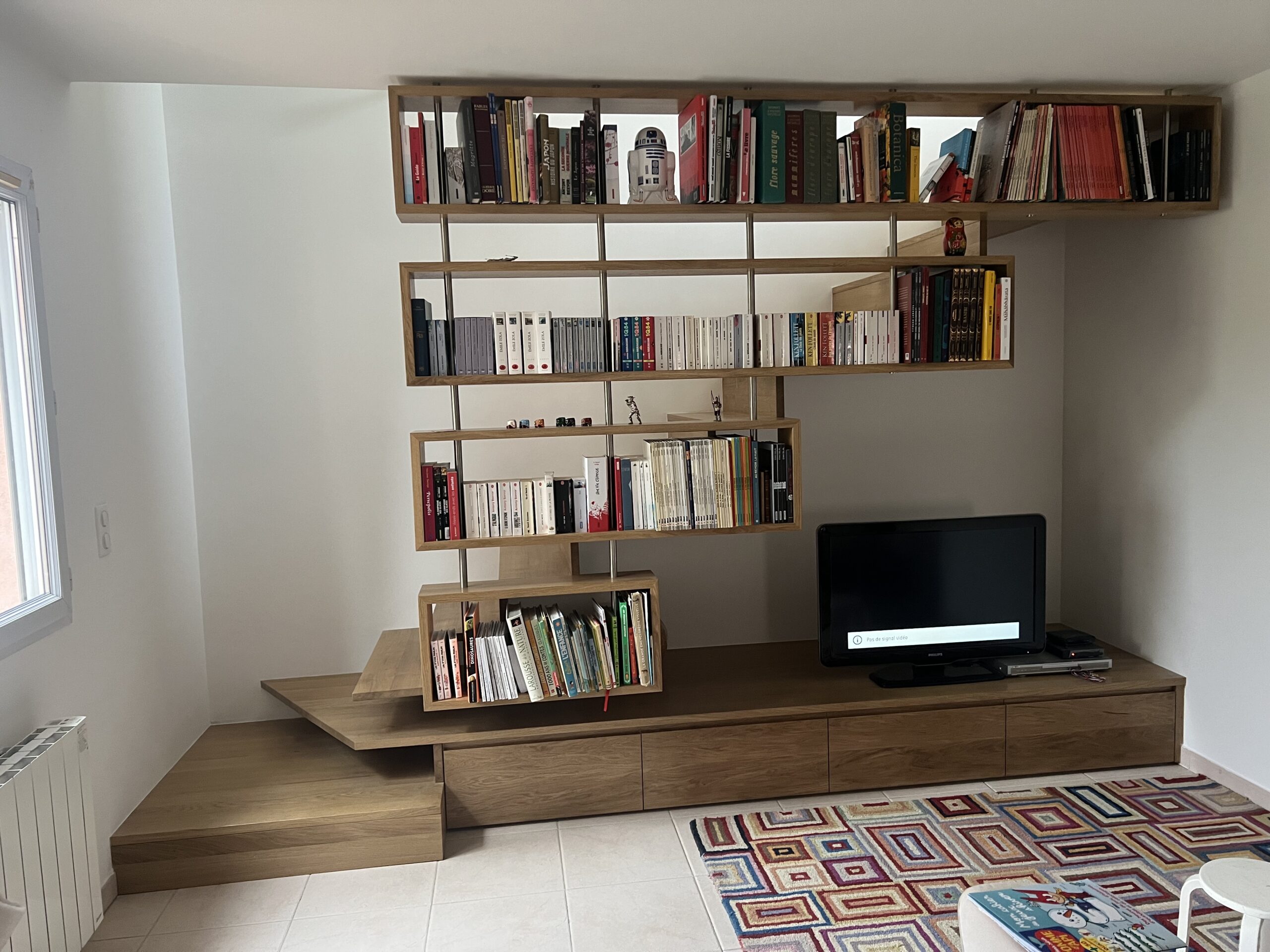 escalier, meuble tv et bibliotheque